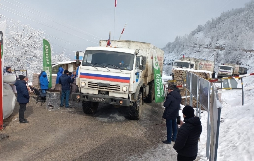 Eighteen more vehicles of Russian peacekeepers move freely through protest area VIDEO