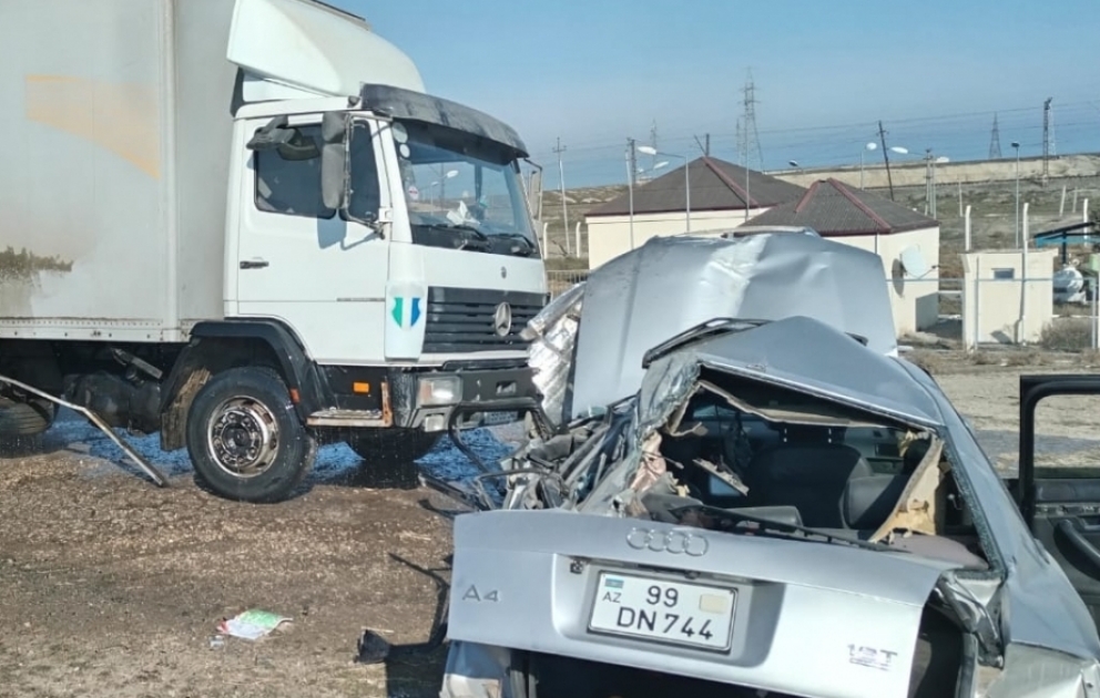 Siyəzəndə “Audi” yük avtomobilinə çırpılıb - sürücü yaralanıb, 3 sərnişin ölüb YENİLƏNİB VİDEO