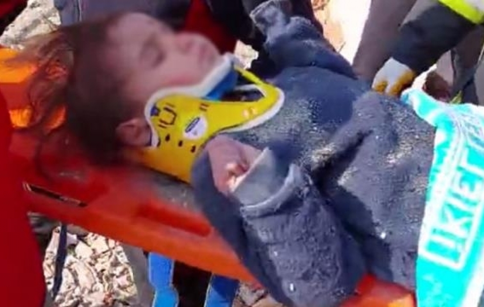 Hatay bölgəsində 150 saat sonra dağıntılar altından 3 yaşlı qız sağ çıxarılıb VİDEO