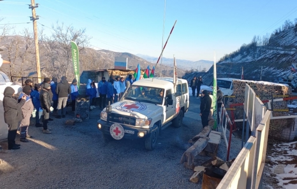 Six ICRC vehicles pass freely through protest area VIDEO