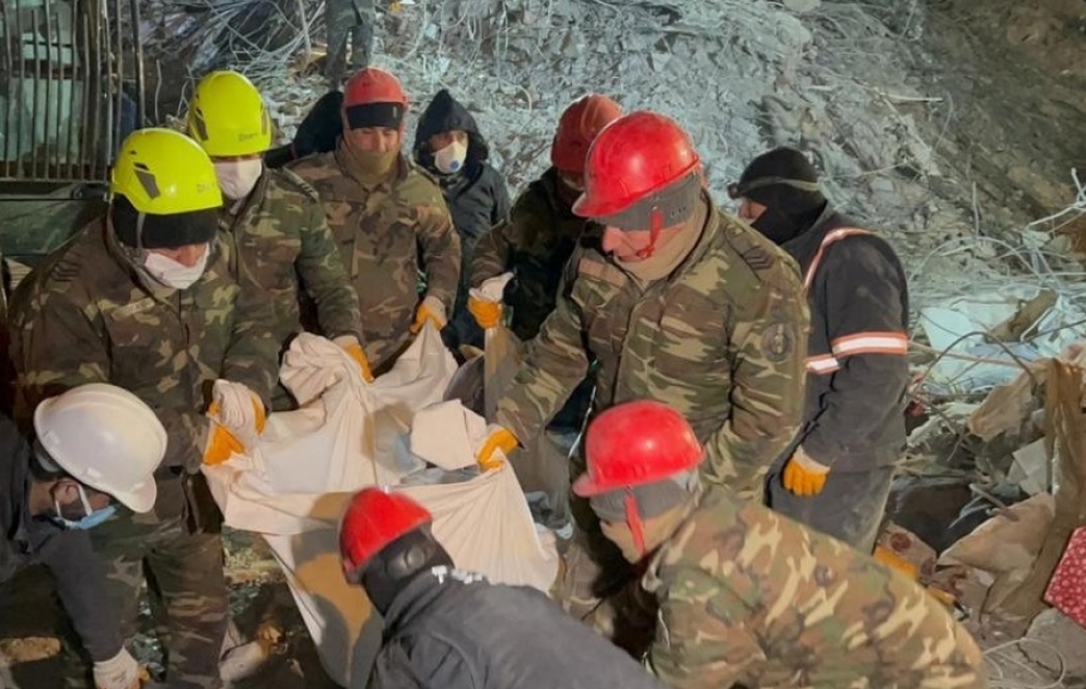 Aserbaidschanische Rettungskräfte ziehen 51 Menschen lebend, 655 weitere Menschen tot aus Trümmern VIDEO
