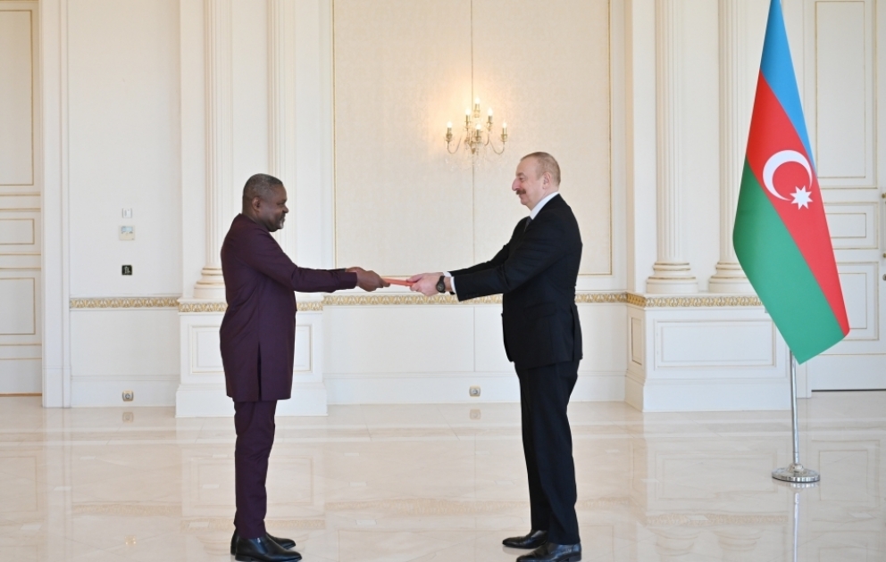 Le président Ilham Aliyev reçoit les lettres de créance du nouvel ambassadeur d’Angola en Azerbaïdjan  MIS A JOUR VIDEO