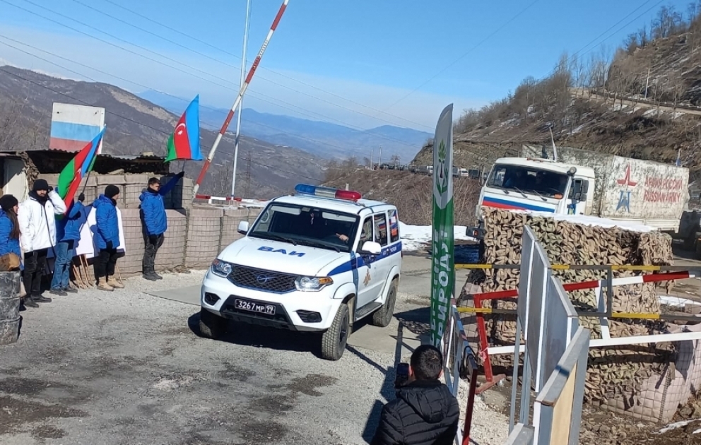 Russian peacekeepers` vehicles move freely through protest area VIDEO
