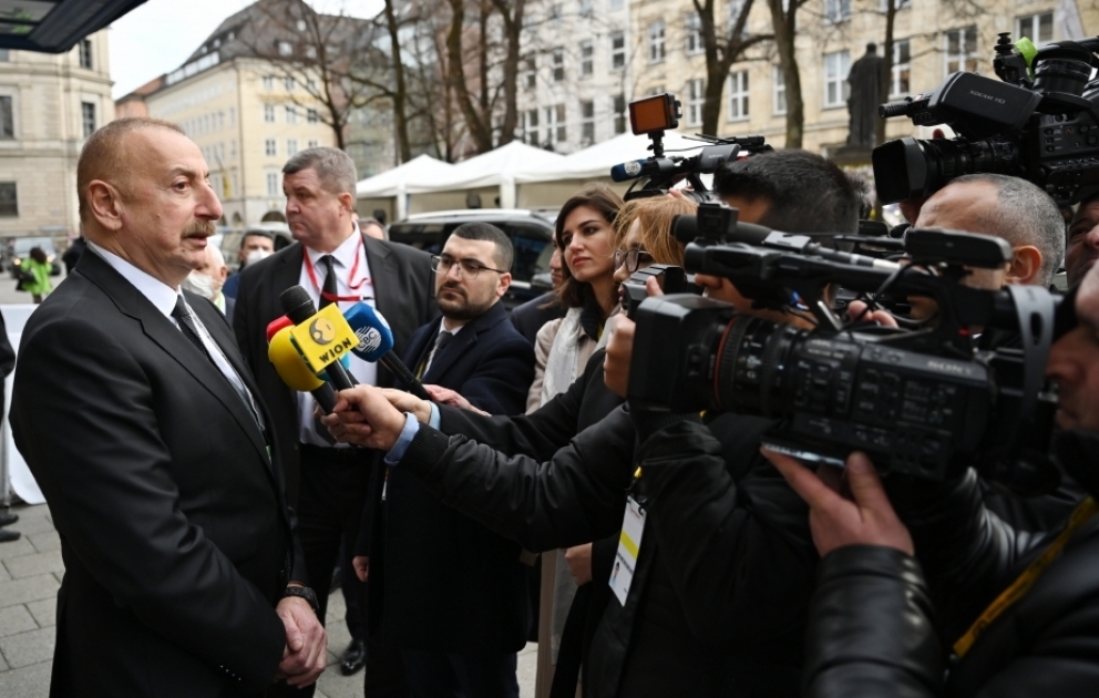 Le président azerbaïdjanais accorde une interview à des chaînes de télévision VIDEO
