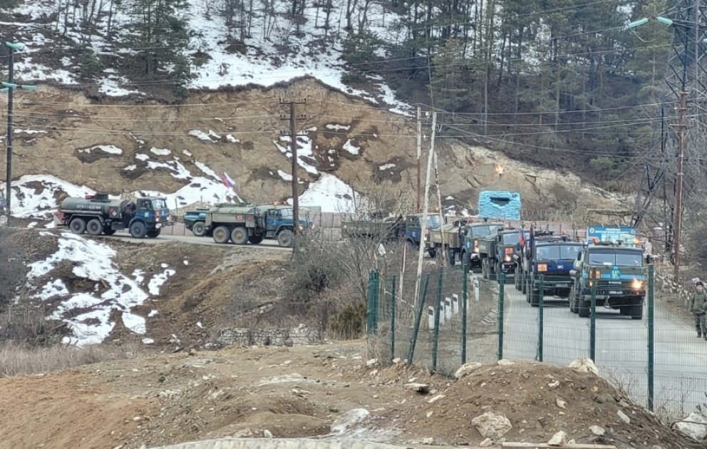 Laçın-Xankəndi yolu: Sülhməramlıların yanacaq daşıyan 11 avtomobili Xankəndiyə gedib VİDEO