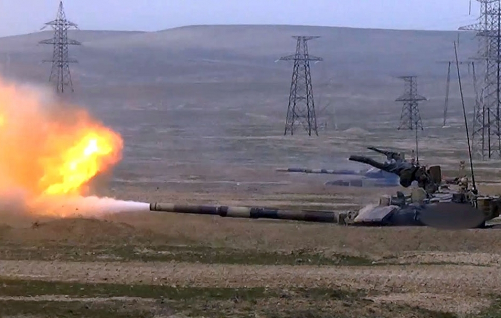 Tank heyətləri ilə atəş hazırlığı üzrə müxtəlif çalışmalar yerinə yetirilib VİDEO
