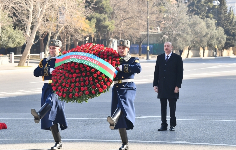Präsident Ilham Aliyev besucht Denkmal zum Gedenken an die Opfer des Völkermords von Chodschali  VIDEO