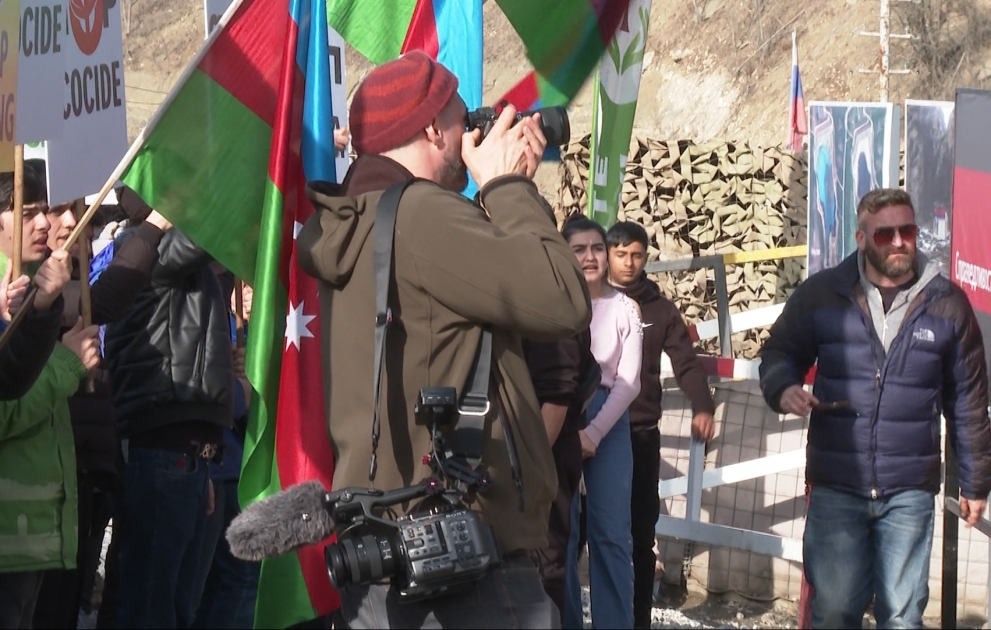 Foreign media representatives visit peaceful protest area on Azerbaijan`s Lachin-Khankendi road VIDEO