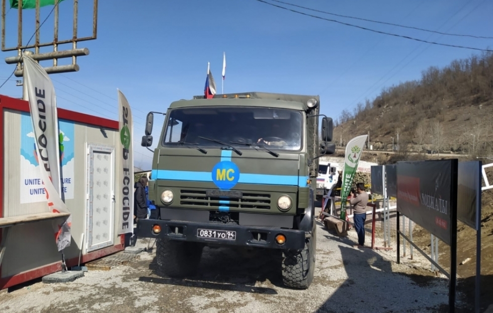 Ein weiterer Konvoi russischer Friedenstruppen fährt ungehindert Latschin-Khankendi Straße durch VIDEO