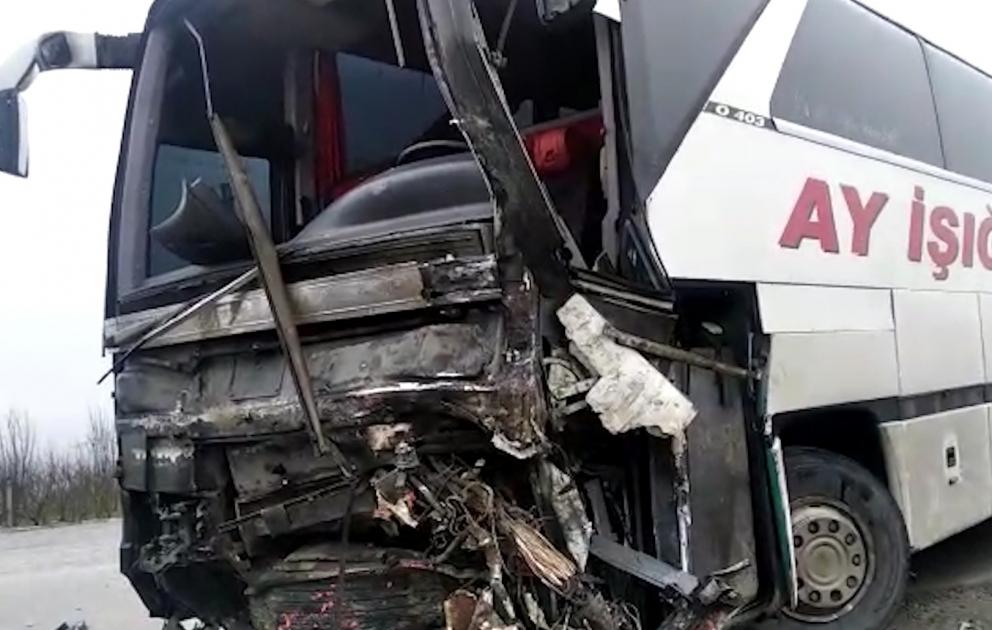 “Mingəçevir” futbol klubunun avtobusu yük maşını ilə toqquşub VİDEO