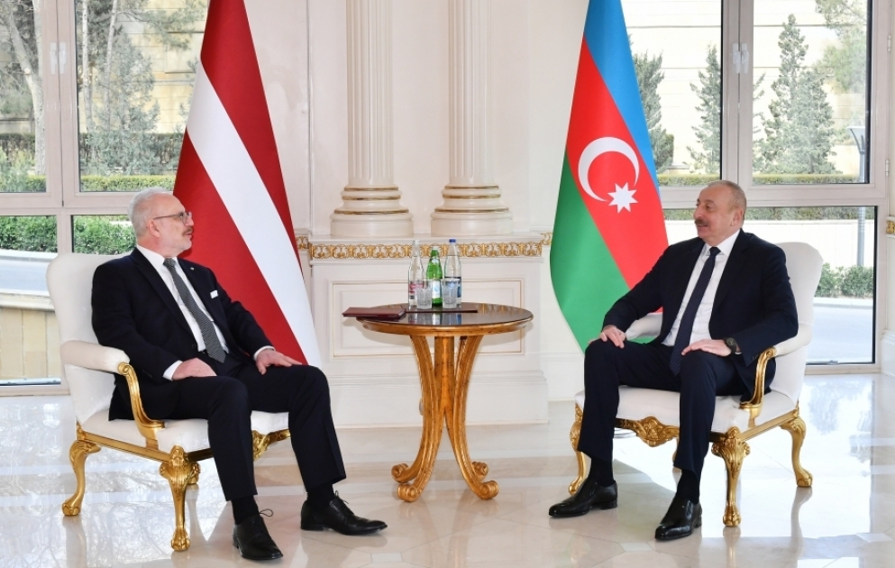 Präsident Ilham Aliyev und Präsident von Lettland Egils Levits treffen sich in engem Kreis AKTUALISIERT VIDEO
