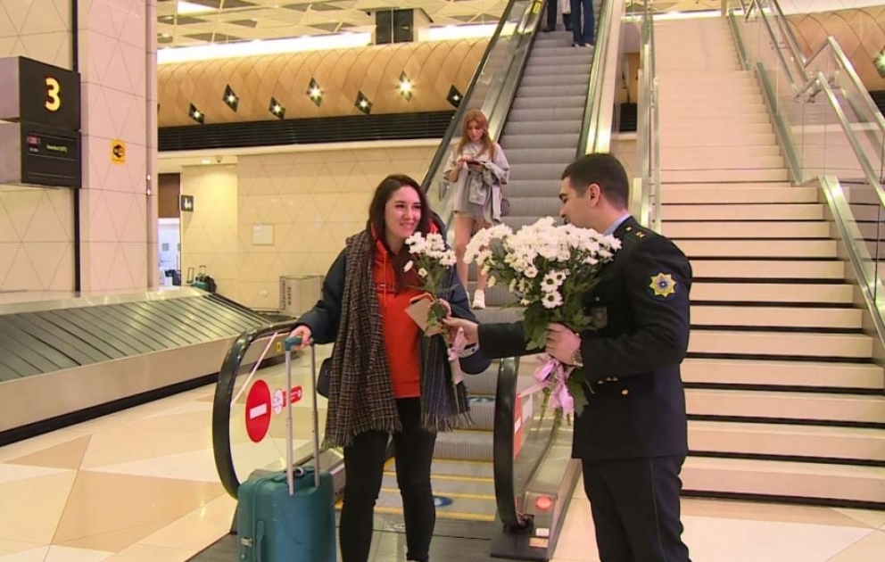 Ölkəmizə gələn qadın sərnişinlər Heydər Əliyev Beynəlxalq Aeroportunda çiçəklərlə qarşılanıb  VİDEO