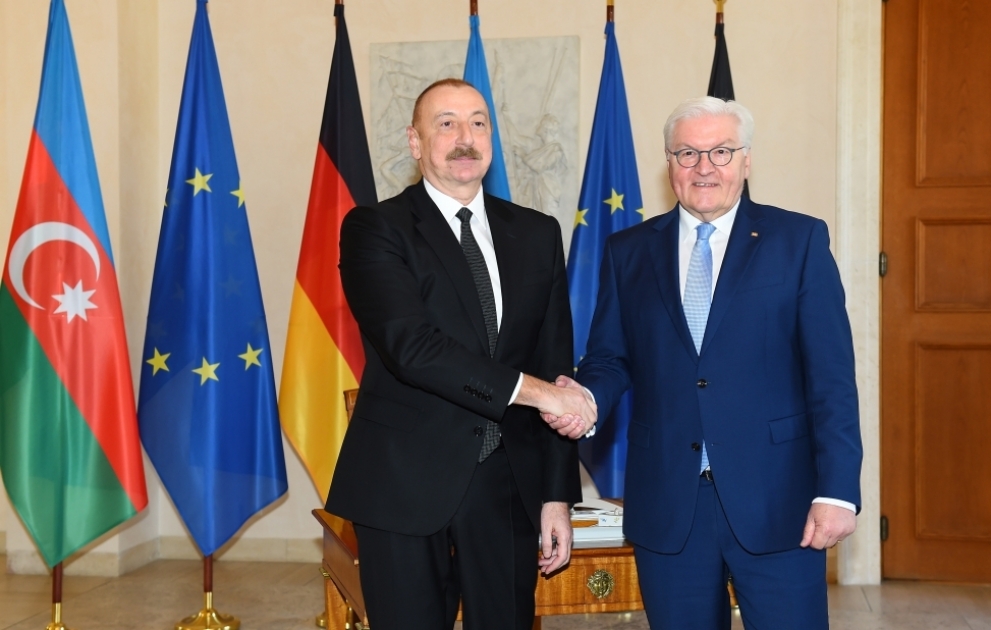 Berlin: Präsident Ilham Aliyev trifft sich mit Bundespräsident Frank-Walter Steinmeier zu Vier-Augen-Gespräch VIDEO