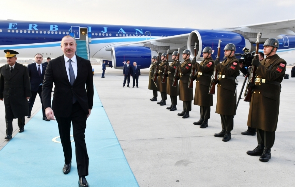 Präsident Ilham Aliyev zu Besuch in der Türkei eingetroffen VIDEO