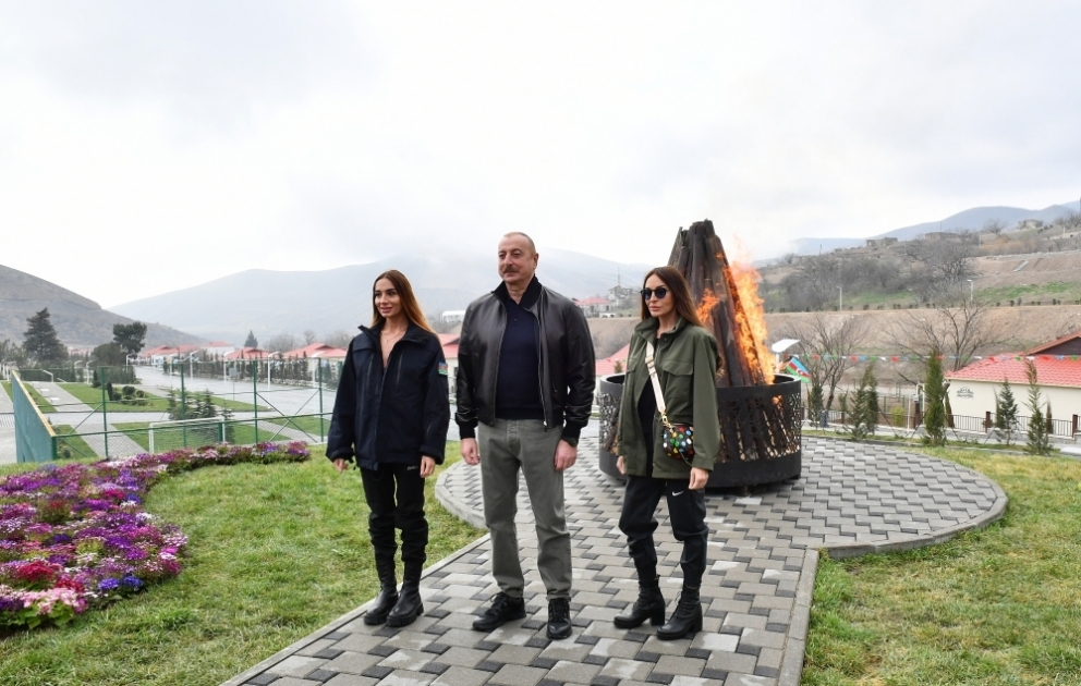 Prezident İlham Əliyev və birinci xanım Mehriban Əliyeva Talış kəndində görülən işlərlə tanış olublar  Dövlətimizin başçısı kənddə Novruz tonqalını alovlandırıb və Azərbaycan xalqını bayram münasibətilə təbrik edib YENİLƏNİB 2 VİDEO