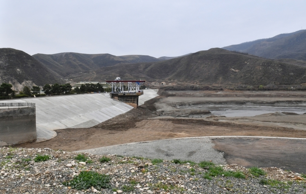 Le président azerbaïdjanais inspecte la rénovation fondamentale du barrage de Sougovouchan et du principal canal d’eau VIDEO