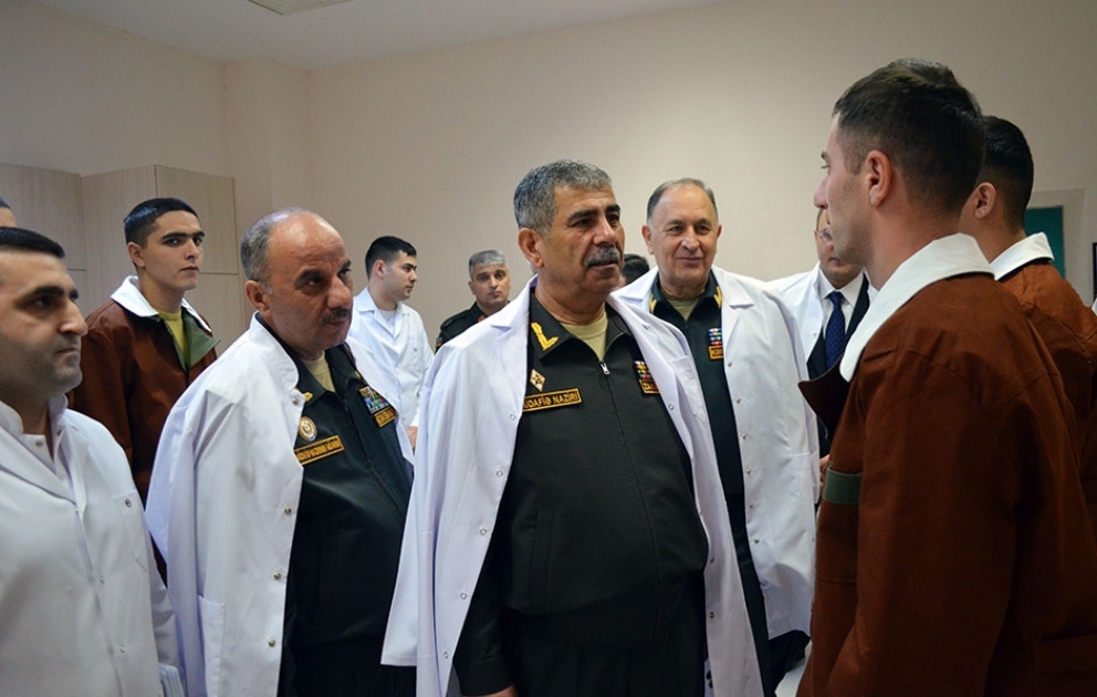 Müdafiə naziri Novruz bayramı münasibətilə hərbi hospitalı ziyarət edib VİDEO