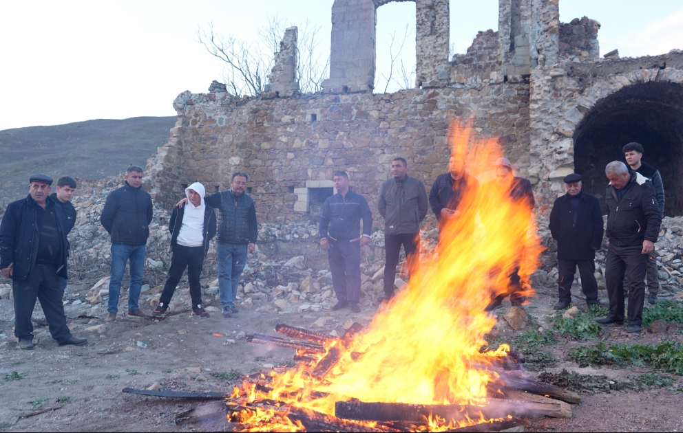 Qoçaq Əsgərov illər sonra doğma kəndində bayram tonqalı qaladı  FOTO VİDEO