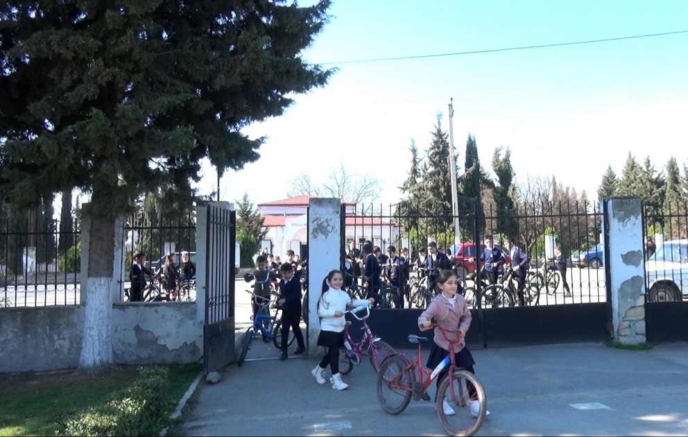 16 illik maraqlı ənənə – şagirdlər məktəbə velosipedlə gedib-gəlirlər FOTO VİDEO