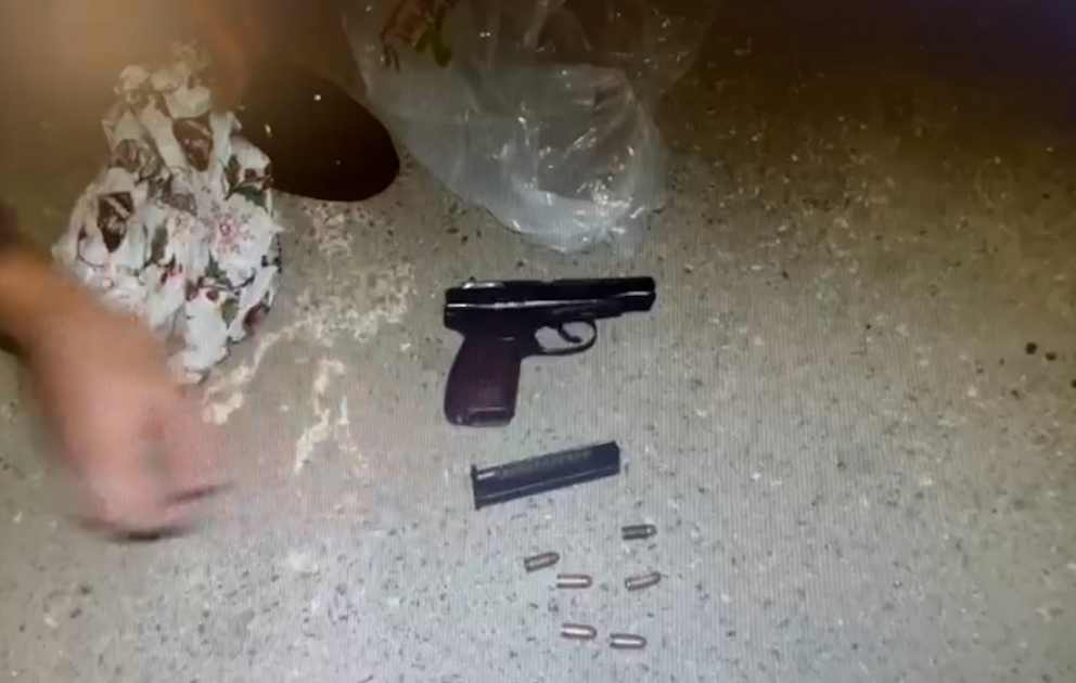 Nəsimi rayonunda avtomobilində qanunsuz olaraq “Makarov” gəzdirən şəxs saxlanılıb VİDEO