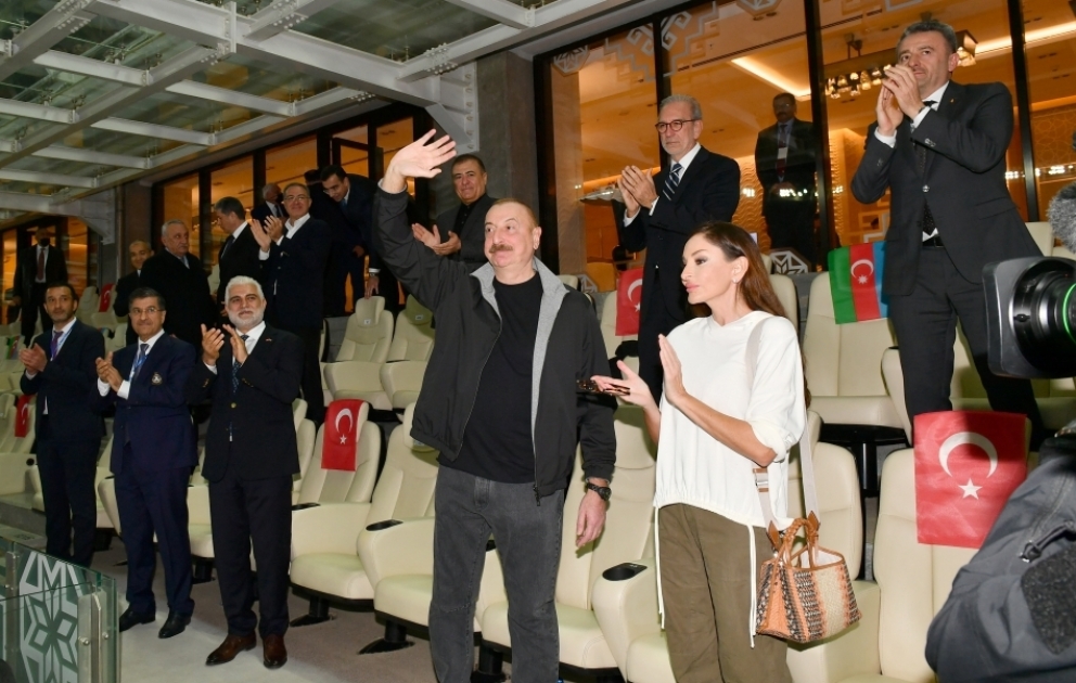 Benefizspiel im Olympiastadion in Baku: Qarabağ gegen Galatasaray  Präsident Ilham Aliyev und First Lady Mehriban Aliyeva verfolgten Match VIDEO