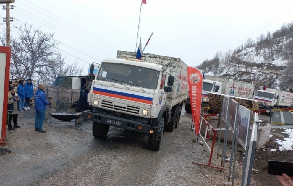 Convoy of 13 Russian peacekeepers` vehicles passes unhindered through protest area VIDEO