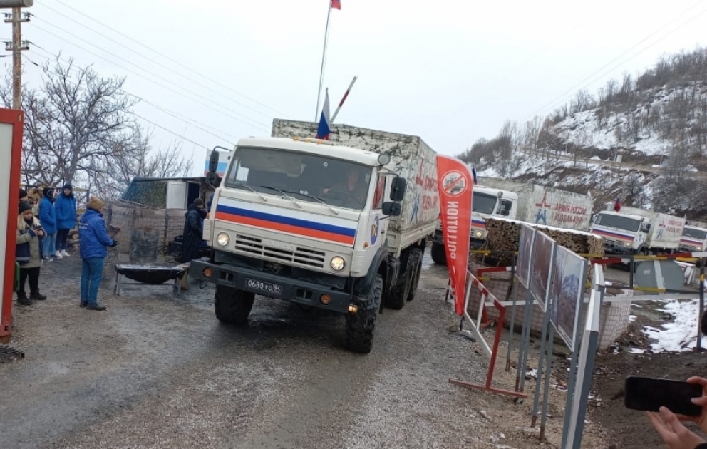Un convoi de véhicules du contingent russe de maintien de la paix traverse la zone de manifestation VIDEO