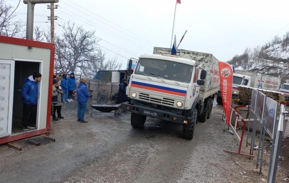 Straße Latschin-Khankendi: Konvoi des russischen Friedenskontingents passiert ungehindert VIDEO