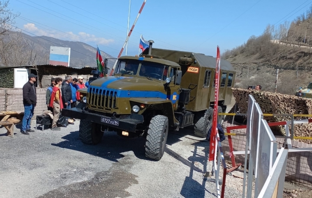 Des familles arméniennes traversent sans encombre la zone de manifestation pacifique VIDEO