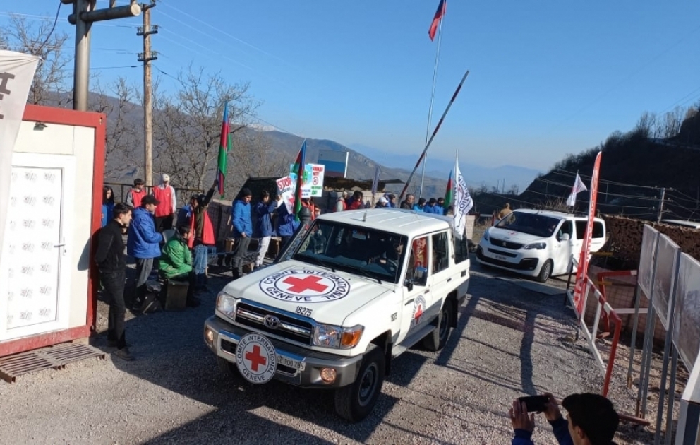 Neuf véhicules du CICR traversent la zone de manifestation pacifique VIDEO
