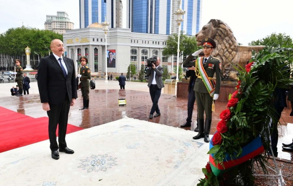Aserbaidschans Präsident Ilham Aliyev besucht Denkmal von Ismoili Somoni in Duschanbe VIDEO