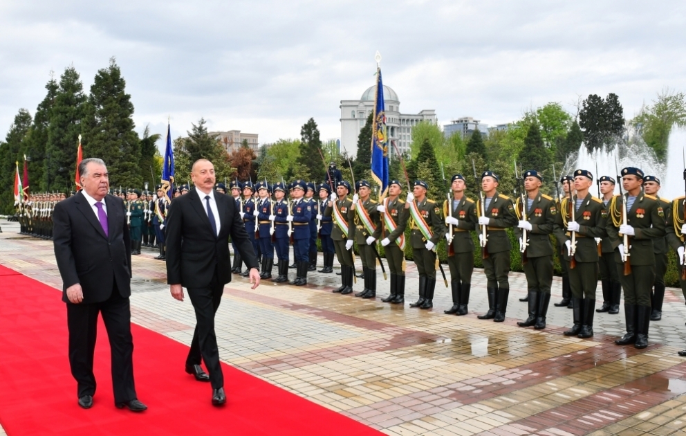 В Душанбе состоялась церемония официальной встречи Президента Азербайджана ВИДЕО