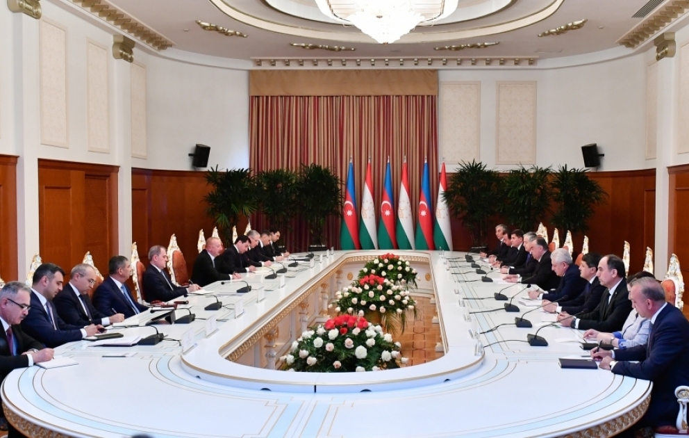 Präsident Ilham Aliyev und Präsident Emomali Rahmon treffen sich in erweitertem Format in Duschanbe VIDEO