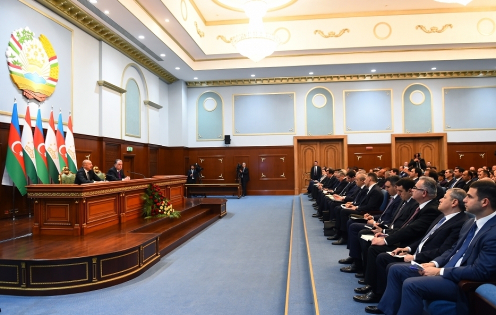 Duschanbe: Präsident Ilham Aliyev und Präsident Emomali Rahmon treten mit Erklärungen für Presse ab VIDEO