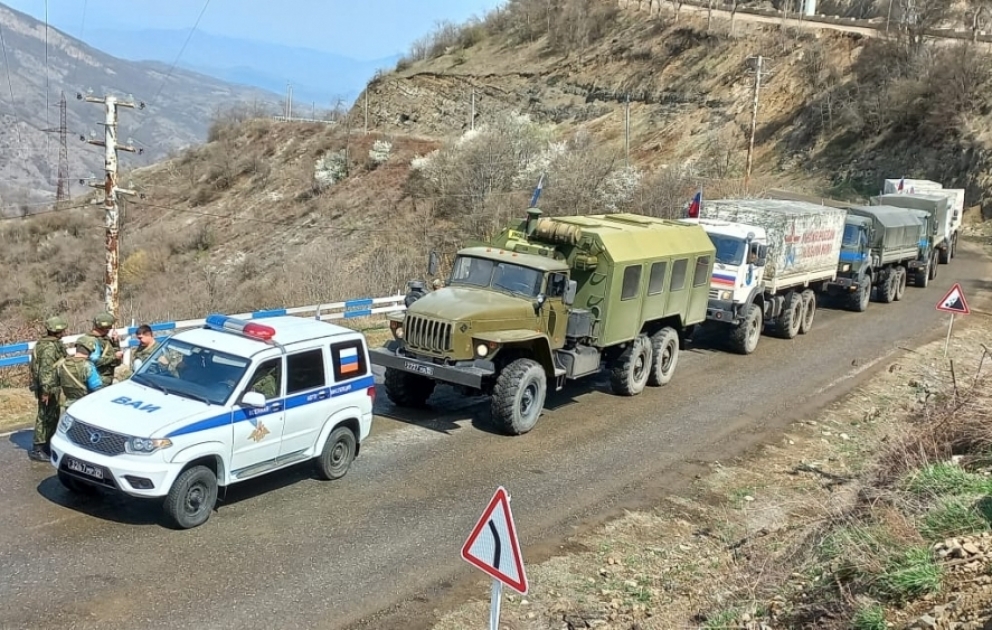 Un autre convoi de véhicules des soldats russes traverse la zone de manifestation pacifique VIDEO