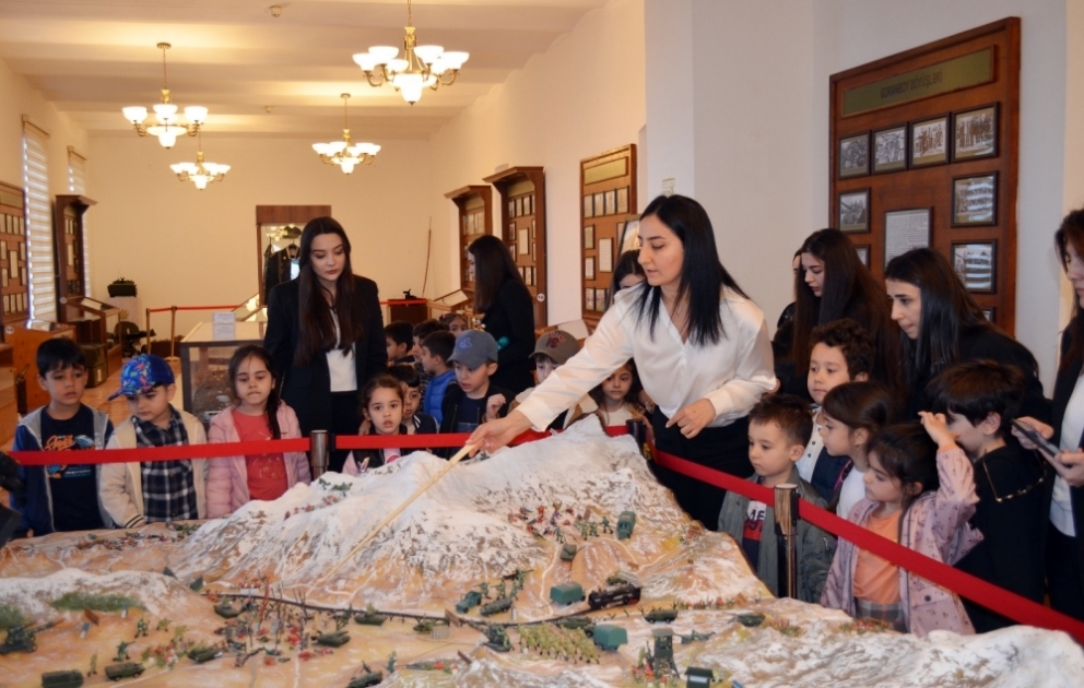 Hərb Tarixi Muzeyinin eksponatları balacaların böyük marağına səbəb olub VİDEO