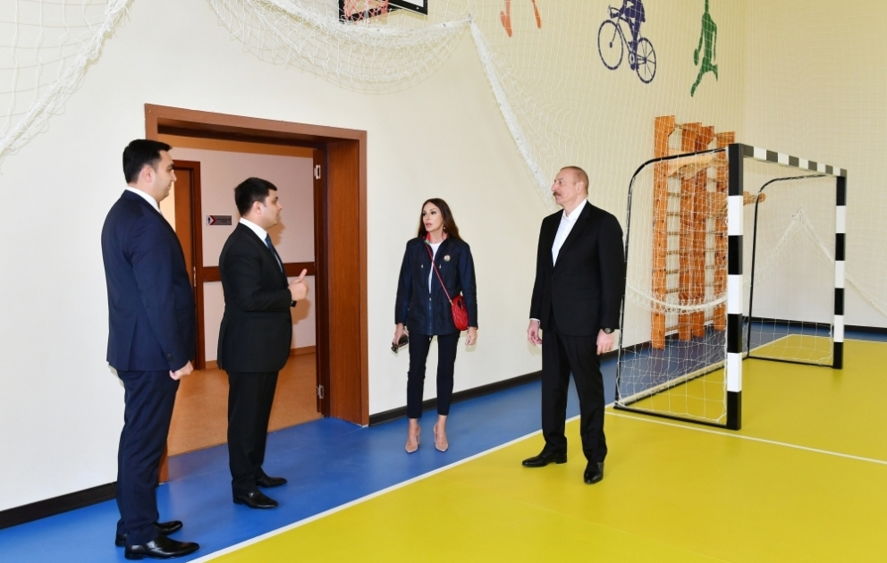 Präsident Ilham Aliyev und First Lady Mehriban Aliyeva machen sich mit neuem Schulgebäude im Rayon Nefchala vertraut  VIDEO