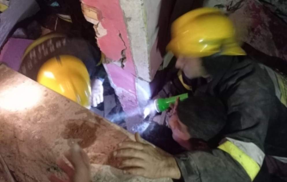 FHN: Biləsuvarda binada partlayışdan sonra bir nəfər dağıntılar altından çıxarılıb VİDEO