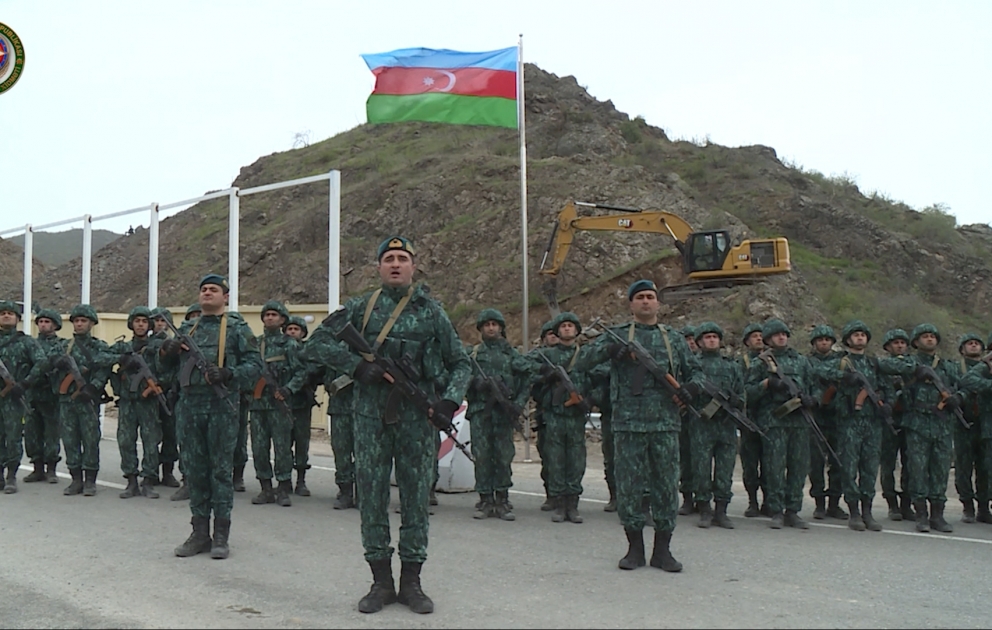 Le drapeau azerbaïdjanais hissé au poste de contrôle frontalier installé au début de la route Latchine-Khankendi VIDEO
