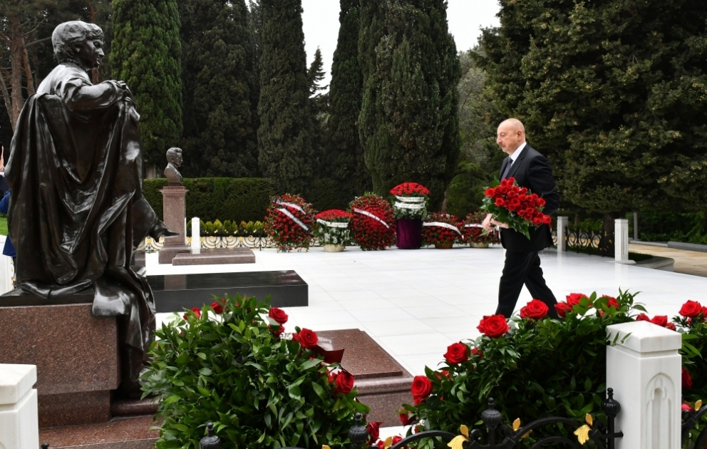 Prezident İlham Əliyev akademik Zərifə xanım Əliyevanın məzarını ziyarət edib VİDEO