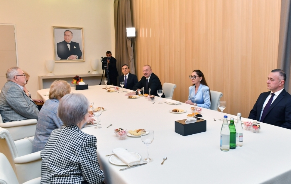 Le président azerbaïdjanais et son épouse rencontrent les ophtalmologistes ayant travaillé à la même époque que l’académicienne Zarifa Aliyeva VIDEO