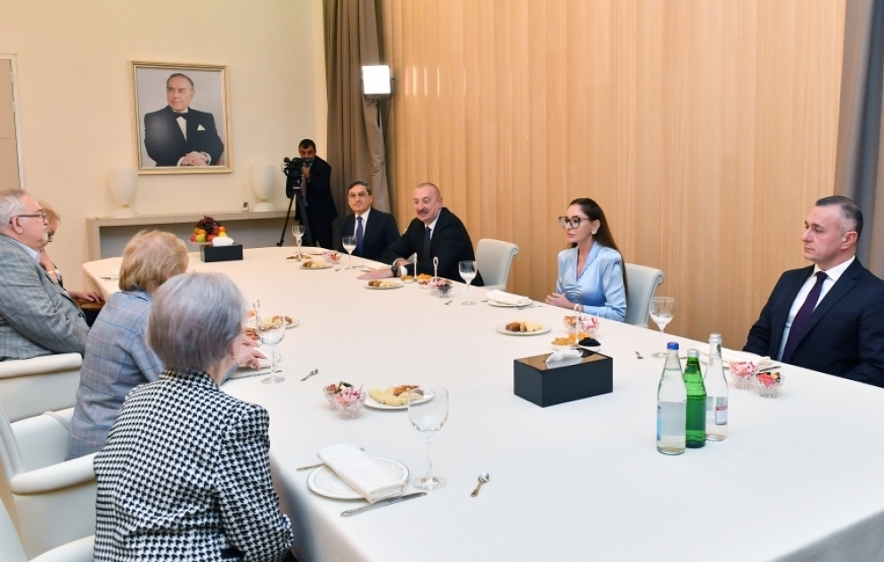 Президент Ильхам Алиев и первая леди Мехрибан Алиева побеседовали с офтальмологами, работавшими в одно время с академиком Зарифой Алиевой ВИДЕО