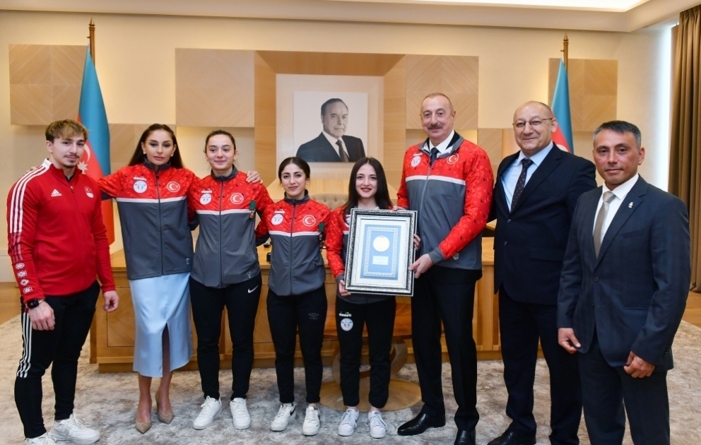 President Ilham Aliyev and First Lady Mehriban Aliyeva met with Turkish athletes who dedicated their victories to Azerbaijan at European Weightlifting Championships VIDEO