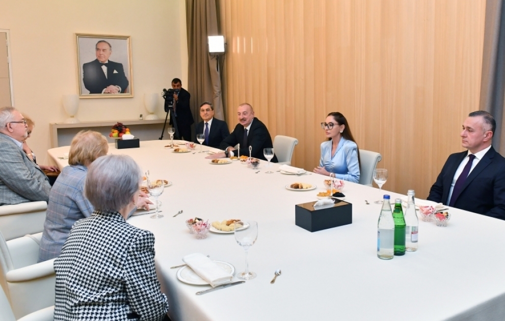 Präsident Ilham Aliyev und First Lady Mehriban Aliyeva sprechen mit Augenärzten, die mit Akademikerin Zarifa Aliyeva in der gleichen Zeit zusammengearbeitet haben VIDEO