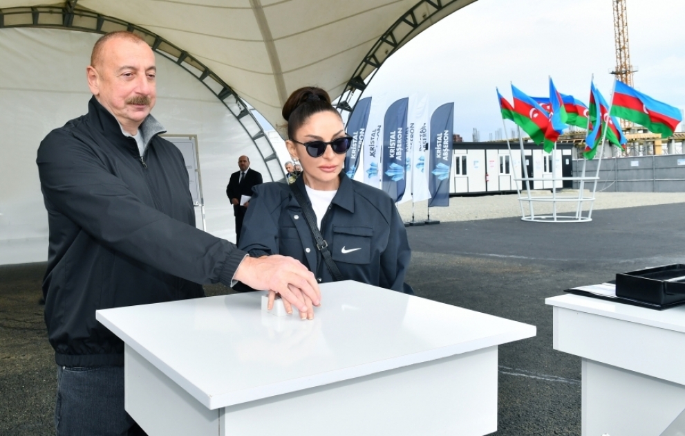 Präsident Ilham Aliyev und First Lady Mehriban Aliyeva legen Grundstein für Mugam-Zentrum in Agdam VIDEO