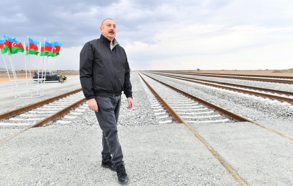 Präsident Ilham Aliyev inspiziert Verlauf von Bauarbeiten an Eisenbahnlinie Barda-Agdam VIDEO