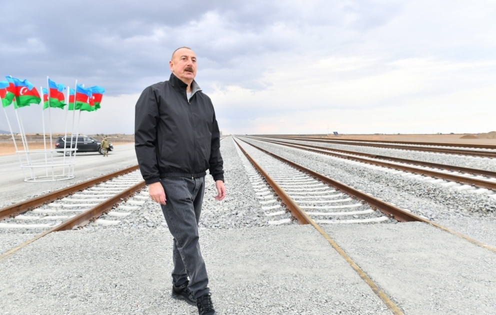 Ilham Aliyev inspecte l’avancement des travaux de construction de la ligne ferroviaire Berdé-Aghdam VIDEO