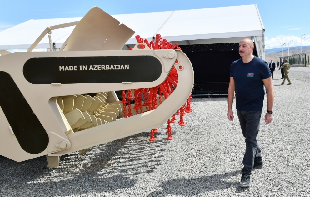 Prezident İlham Əliyev “Araz Vadisi İqtisadi Zonası”nda görülən işlərlə tanış olub, bir neçə müəssisənin təməlini qoyub VİDEO