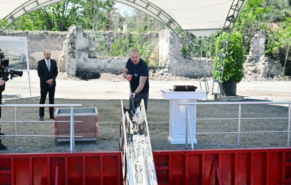 Le président de la République pose la première pierre d’un bâtiment administratif à Zenguilan VIDEO