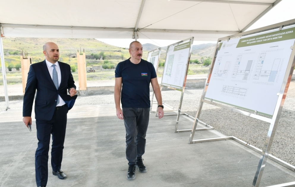 Le président Aliyev inspecte l’avancement de la construction d’un bâtiment scolaire dans la ville de Djabraïl VIDEO
